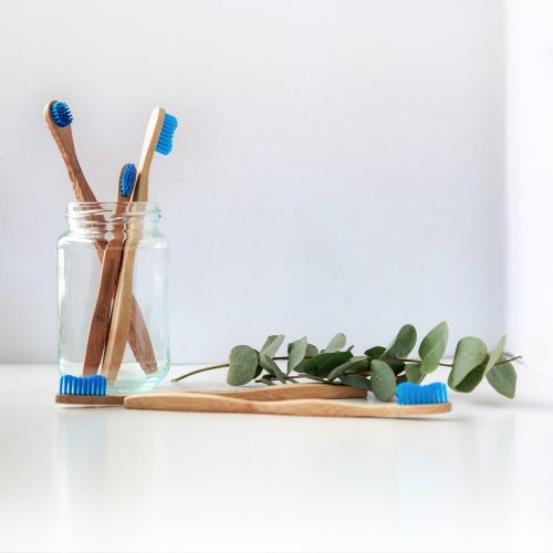 éco conception : un exemple de produit éco-responsable avec des brosses à dents en bambou. Produit éco-responsable.